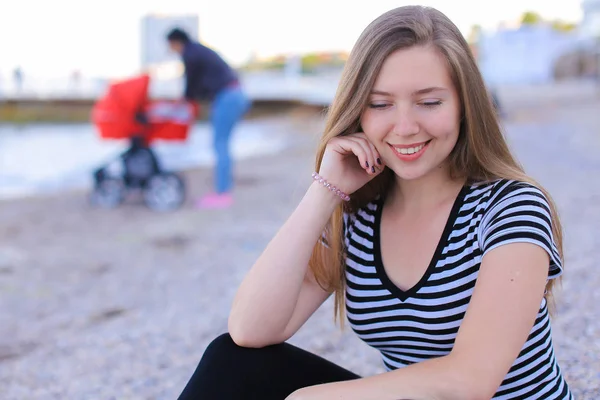 Portrait of beautiful girl who breathes salty sea air, sitting o — Stock Photo, Image