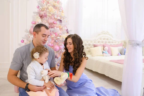 Gelukkige familie plezier en lachen samen in ruime slaapkam — Stockfoto