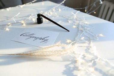 Kaligrafi yazıt üzerinde siyah mürekkep ile güzel kartpostal