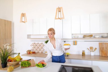 Poz ve plaka salata ve patates kızartması ile SMI tutan şirin kız