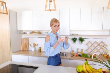 Sabah c tadını mutfak ve uzanıyor, güzel kız yürüyor