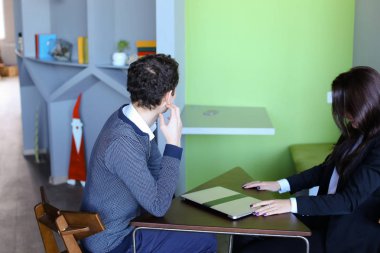 Adam ve kız öğrenciler okuldan sonra kütüphanesinde rahatlayın ve t oturmak