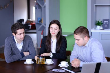Üç başarılı meslektaşları, kız ve iki adam, içinde eser Özetle