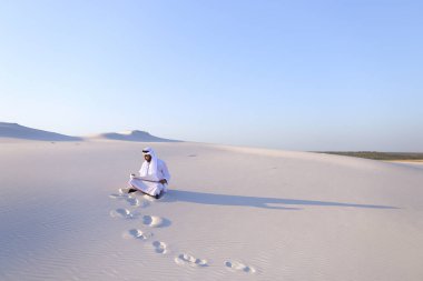Ciddi genç Arap işadamı inşaat planı, st dikkate alınarak