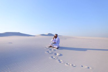 Kendine güvenen erkek Emirliği Oluşturucusu cep üzerinde müşteri ile konuşuyor.,