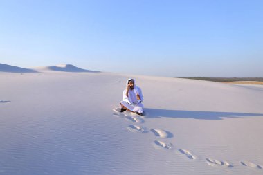 Kendine güvenen erkek Emirliği Oluşturucusu cep üzerinde müşteri ile konuşuyor.,