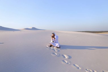 Kendine güvenen erkek Emirliği Oluşturucusu cep üzerinde müşteri ile konuşuyor.,