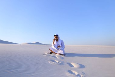 Mobil c ile koordine eder Müslüman tasarımcı adam portresi