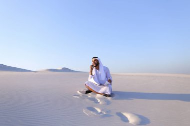 Mobil c ile koordine eder Müslüman tasarımcı adam portresi