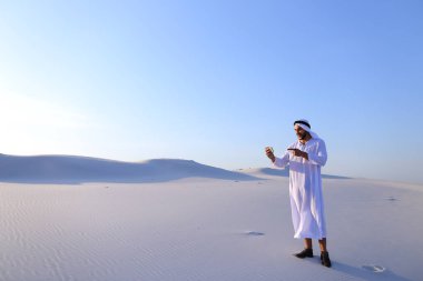 Neşeli Arap erkek turist aramalar arkadaş Skype hücre ve sho