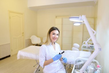 Profesyonel kadın microblading master araçları iş için hazırlar.