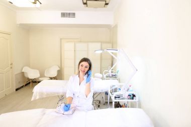 Göz kamaştırıcı smile mobil ve kayıt re üzerinde konuşma ile güzel kız