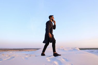 Yakışıklı erkek Arap işadamı görüşmelerde hücresel iş pro, s