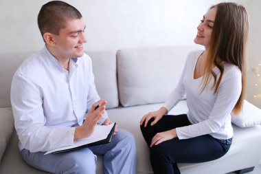 Genç kadın kim dinler ve yazıyor doktor adamı görmeye geldim. Adam bir