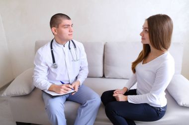Kız erkek doktor tedavi reçete görmeye geldim. Adam ve w