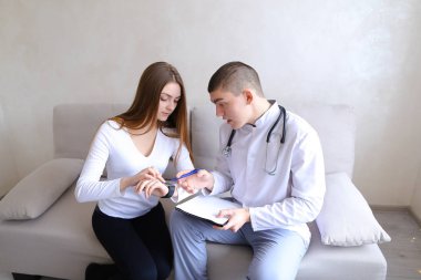 Adam Nefrolojist ve Bayan hasta ben tıbbi fonksiyonlar çalışma