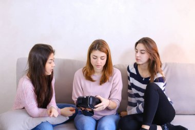 Çağdaş kadın eğitim ve paralel gerçeklik dikkat yeni gözlük göster