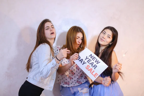 Drei stylische Freundinnen posieren mit Schild und rufen nach sh — Stockfoto
