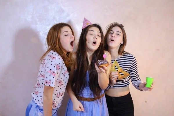 Encantadoras chicas amigables celebran el cumpleaños de sus amigas —  Fotos de Stock