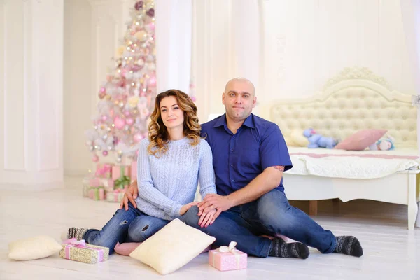 Porträt eines Ehepaares, das posiert und auf dem Boden sitzt — Stockfoto