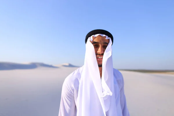 Mladý muž emirát radost v životě a chodí přes rozlohy o — Stock fotografie