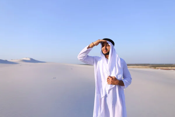 Bela Emirado Sheikh olha para fora na caravana distância de camelos — Fotografia de Stock