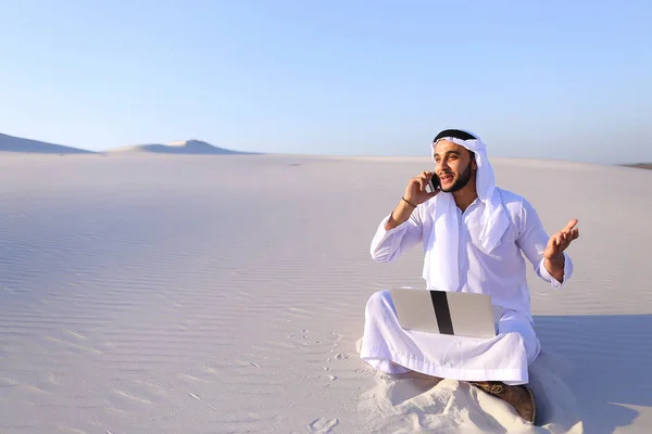 Bonito cara árabe empresária chamando parceiro de negócios sitt — Fotografia de Stock