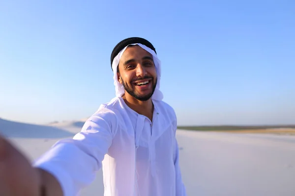 Glückliches Porträt eines männlichen Arabers, der lächelt und sich des Lebens erfreut, Standi — Stockfoto