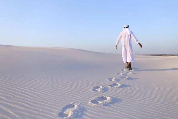 Radostné Muslim muž chodí přes bílý písek pouště a těší se li — Stock fotografie