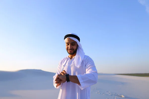 Portrait of handsome Arab businessman who experiencing new iWatc — Stock Photo, Image