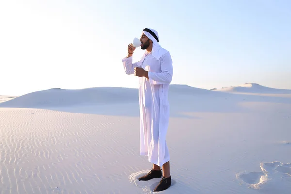 Wonderful beginning of morning for Arab guy in middle of huge de — Stock Photo, Image