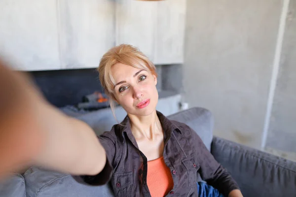 Portret van mooi meisje die houdt van camera op langwerpige hand een — Stockfoto