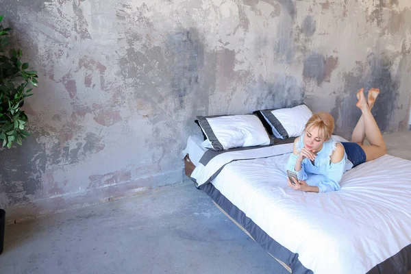 Çift sıra yalan dinlenme ve Evet, güzel bir kadın olmak