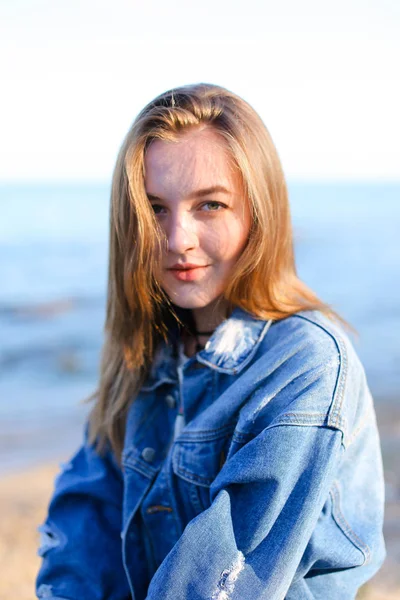 Güzel gülümseme ayakta o kameraya poz ile büyüleyici kadın