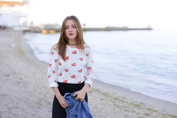 Charmante femme avec beau sourire posant sur la caméra, debout o — Photo