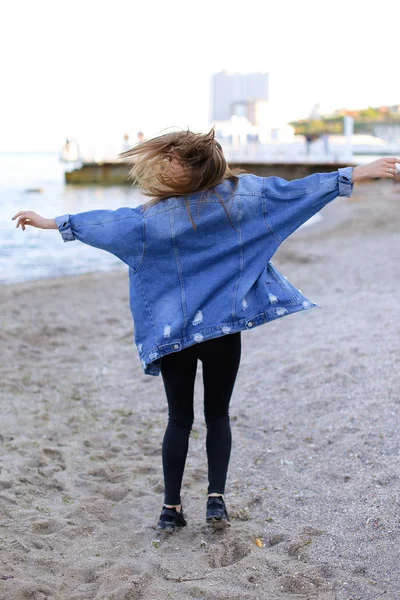 Sevimli kadın gülümseme ile teşkil etmektedir ve deniz kıyı savaş yürür