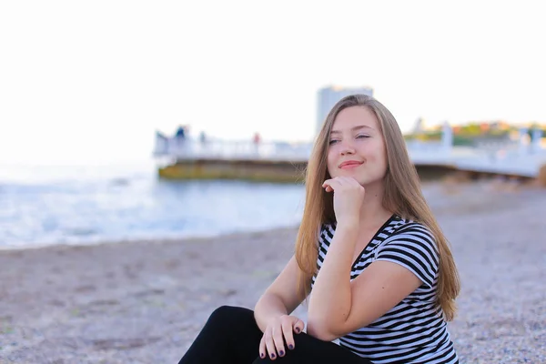 Portrait of cheerful girl who posing at camera and cute laughing — Stock Photo, Image