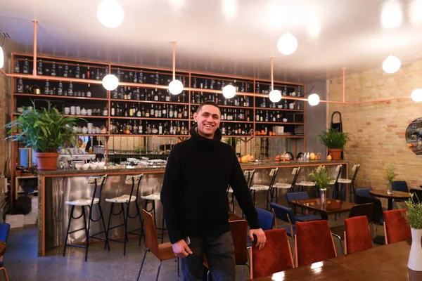 Portrait du gars heureux et propriétaire du restaurant, qui pose et smi — Photo