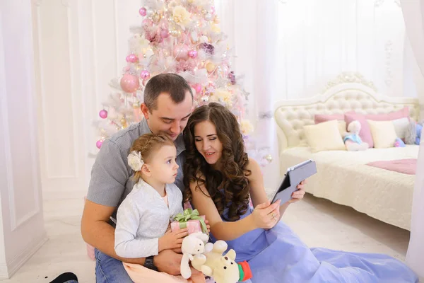 Modern aile yakınları ile Skype geniş yatak odasında konuşuyor