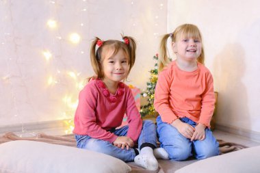 Aktif küçük çocuklar kız gülmek ve Road'daki oturan