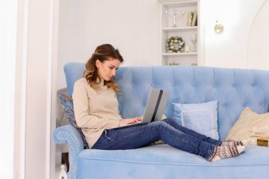 Bakan eşi aile için Laptop hediye online seçer ve tarafından öder