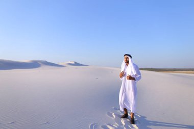 Aktif genç erkek Emirliği hayatta sevinir ve exp yürüyor