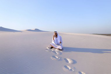 Mobil c ile koordine eder Müslüman tasarımcı adam portresi