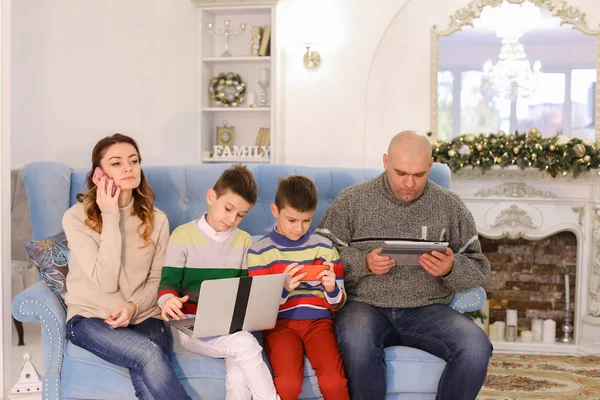 Moderne und mobile Familie, zwei Söhne und Ehemann und Ehefrau sind beschäftigt — Stockfoto