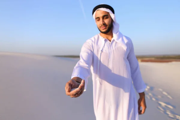 Strzał Close-up portret i rąk z młodym facetem Arab w piaszczystej d — Zdjęcie stockowe