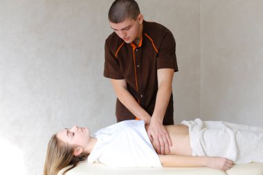 Göbek c nazik el hareketleri ile güçlü erkek masör kneads