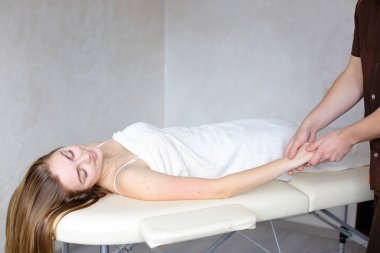 Deneyimli adam hekim el ile manuel masaj yöntemi uygular