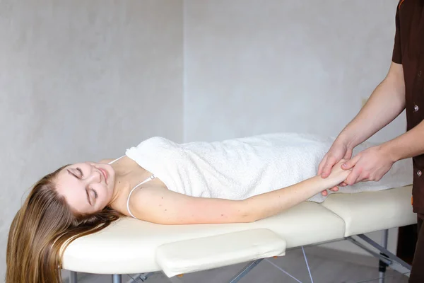 Homme expérimenté médecin applique manuellement la méthode de massage manuel — Photo