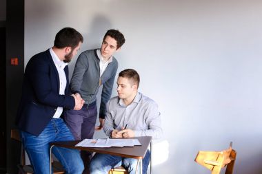 Genç erkek girişimci ve ortakları otobüs çözmede nişanlandık