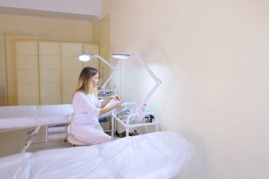 Profesyonel kadın microblading master araçları iş için hazırlar.